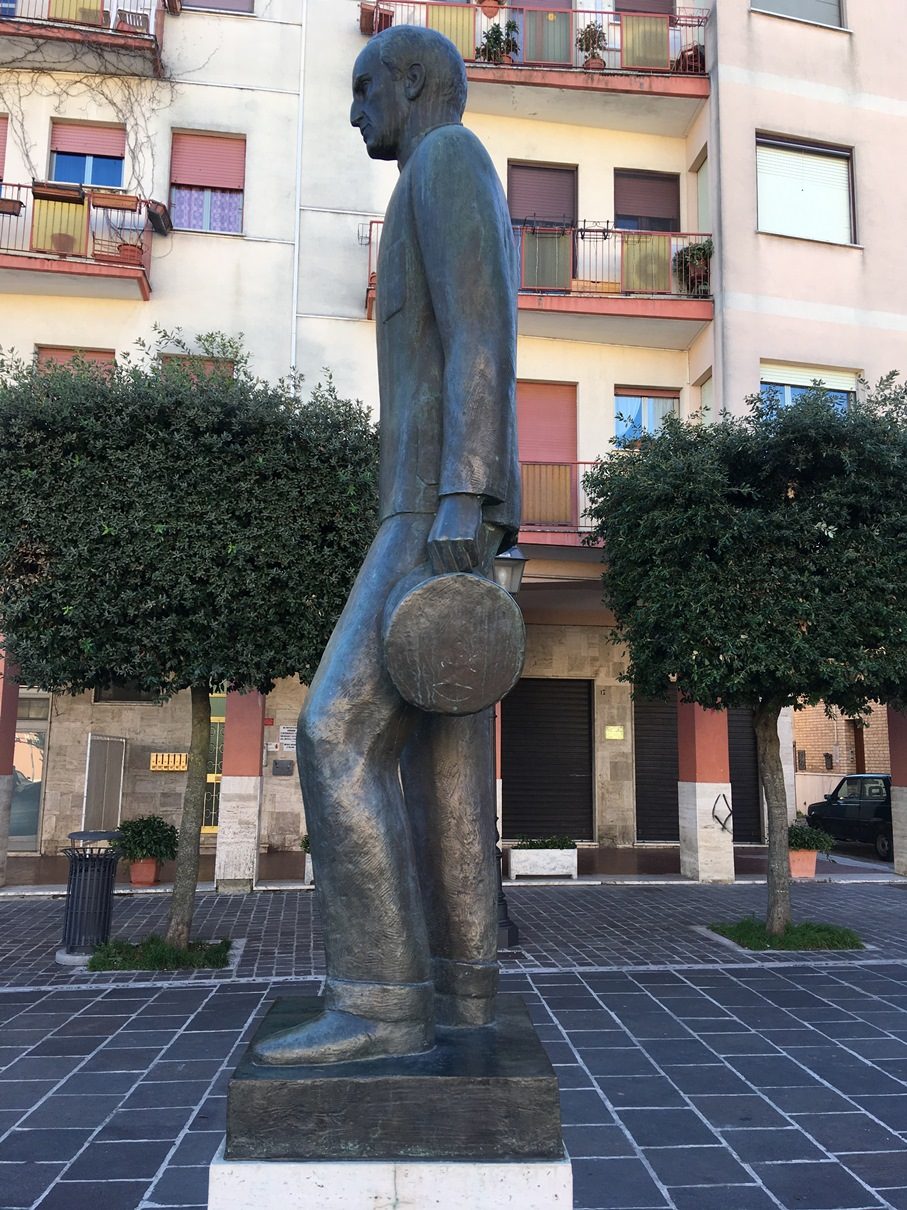 Raffaele Paolucci's statue, Orsogna (7).JPG